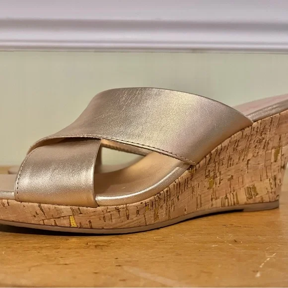 Lilly Pulitzer Metallic Gold Mules - Picture 4 of 7
